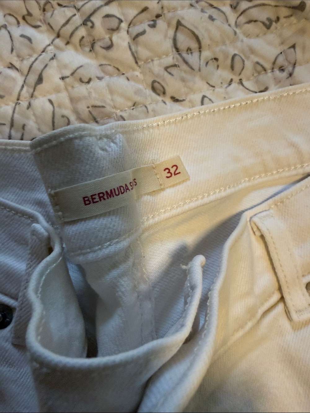 Levi’s Women’s White Stretch Denim Shorts - Picture 5 of 5